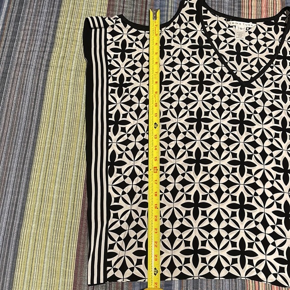 TRINA TURK 100% Silk Top Black White Cold Shoulder Mosaic Tile Print - Picture 7 of 7